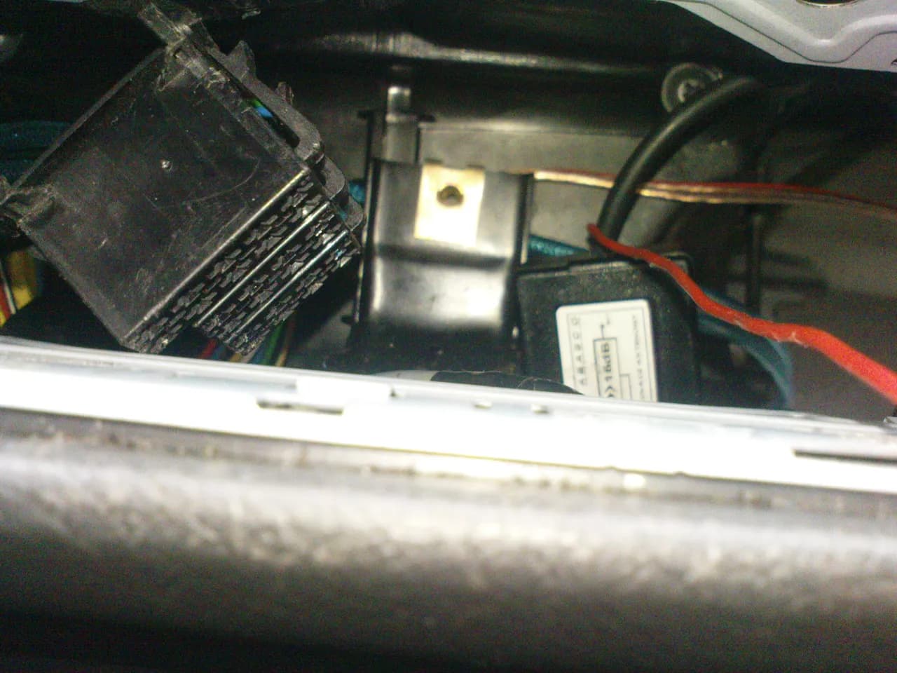 Gdzie jest sterownik centralnego zamka Corsa C? Znajdź go szybko!