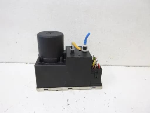 Gdzie jest pompka centralnego zamka Audi A3 8L i jak ją znaleźć?