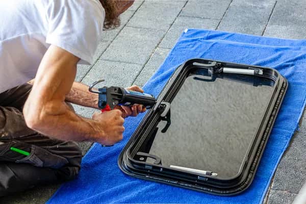 Czym skleić szybę w przyczepie kempingowej, aby uniknąć kosztów?