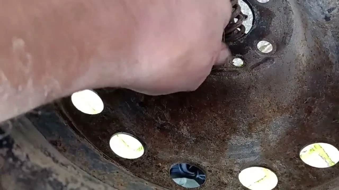 Jak wyjąć koło zapasowe Fiat Doblo - proste kroki, które musisz znać