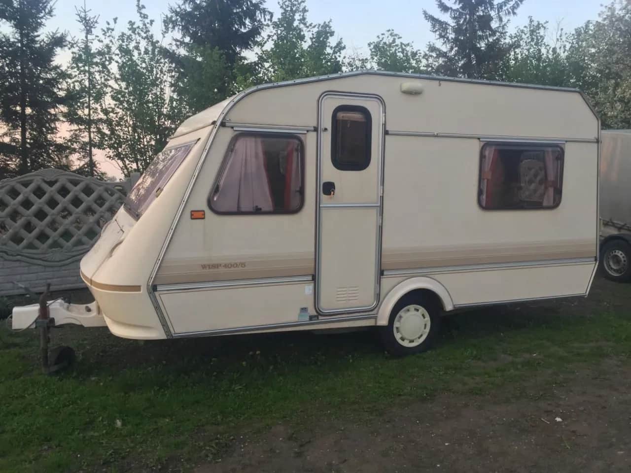 Najlepsze przyczepy kempingowe dla 4 osób - komfort i funkcjonalność