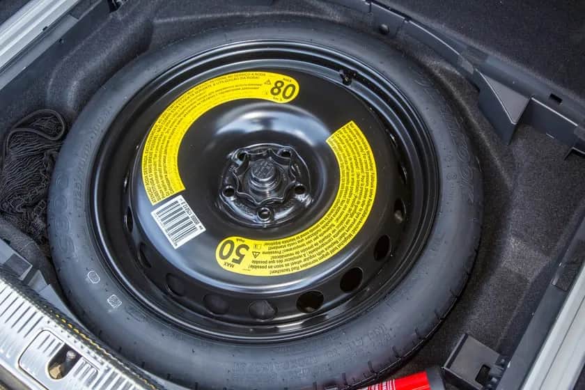 Czy koło zapasowe może być mniejsze? Sprawdź ryzyko i przepisy