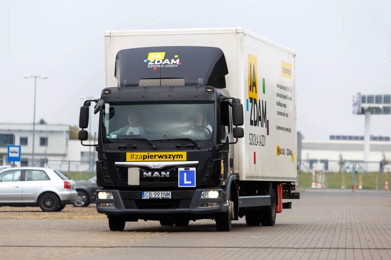 Ile kosztuje prawo jazdy na tira z naczepą? Zaskakujące wydatki!