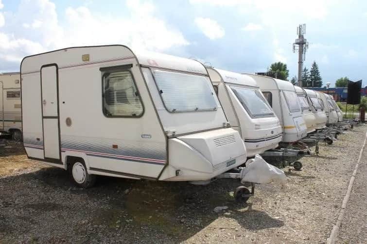 Czy przyczepa kempingowa ma kartę pojazdu? Sprawdź wymagania rejestracji