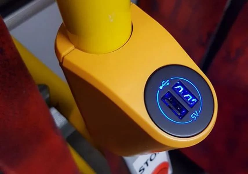 Czy w autokarach są gniazdka? Sprawdź, gdzie możesz ładować urządzenia