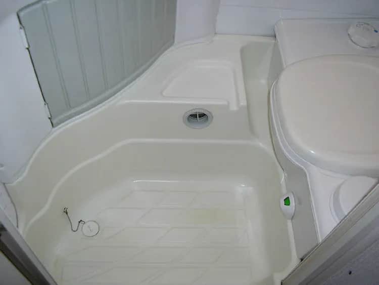 Jak zrobić prysznic w przyczepie kempingowej - proste kroki i porady