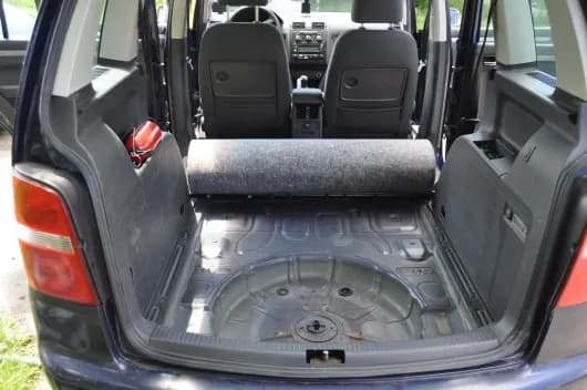 Gdzie jest koło zapasowe w VW Touran? Oto lokalizacja, której szukasz