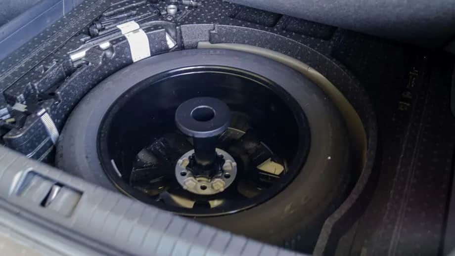 Koło zapasowe czy zestaw naprawczy w Czechach – uniknij mandatu