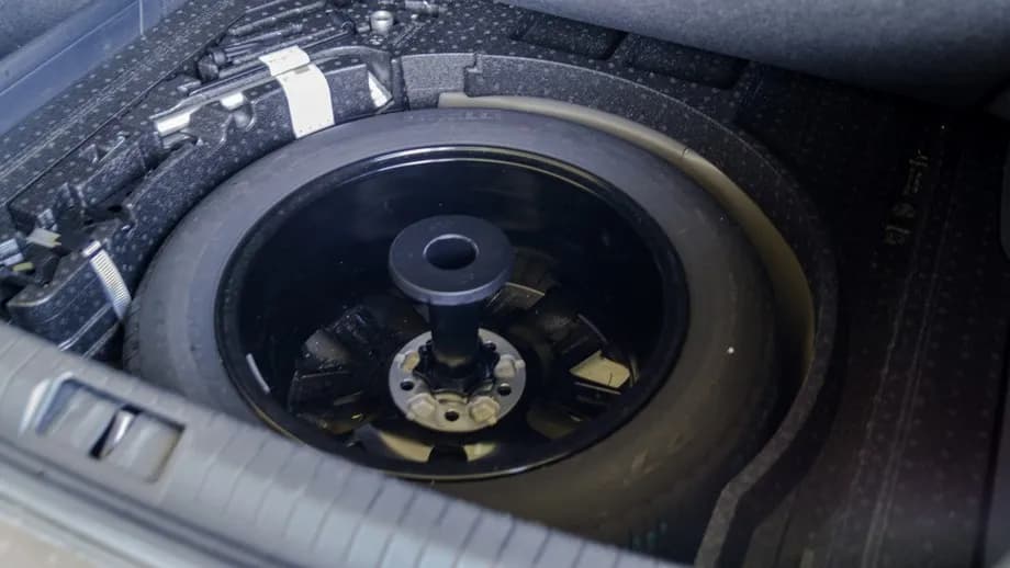 Koło zapasowe czy zestaw naprawczy w Czechach – uniknij mandatu