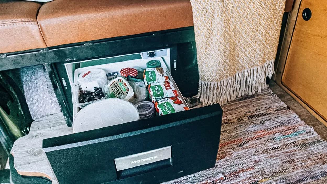 Jak działa lodówka w przyczepie kempingowej? Różnice i porady ekspertów