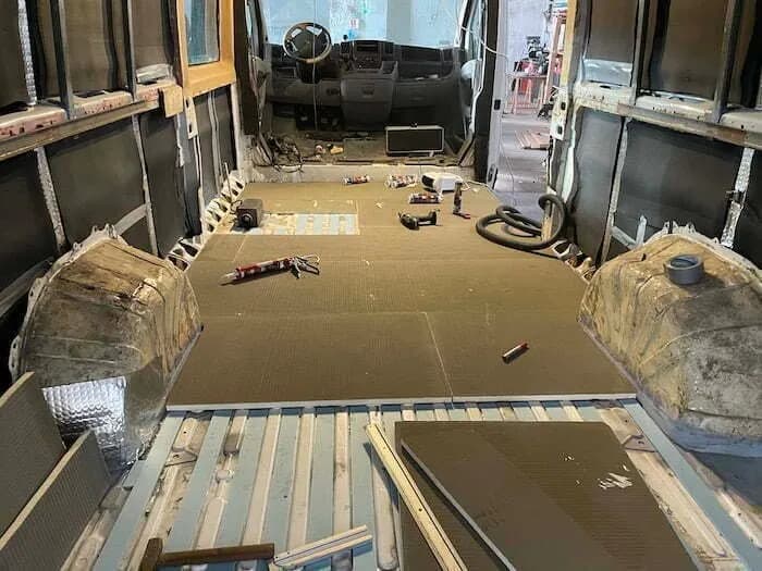 Jak zrobić meble do przyczepy kempingowej - proste i funkcjonalne rozwiązania