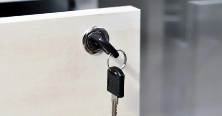 Jak zamontować zamek centralny do szuflad bez problemów i błędów