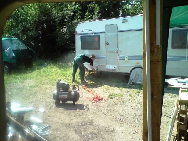 Ile kosztuje malowanie przyczepy kempingowej? Sprawdź, co wpływa na cenę