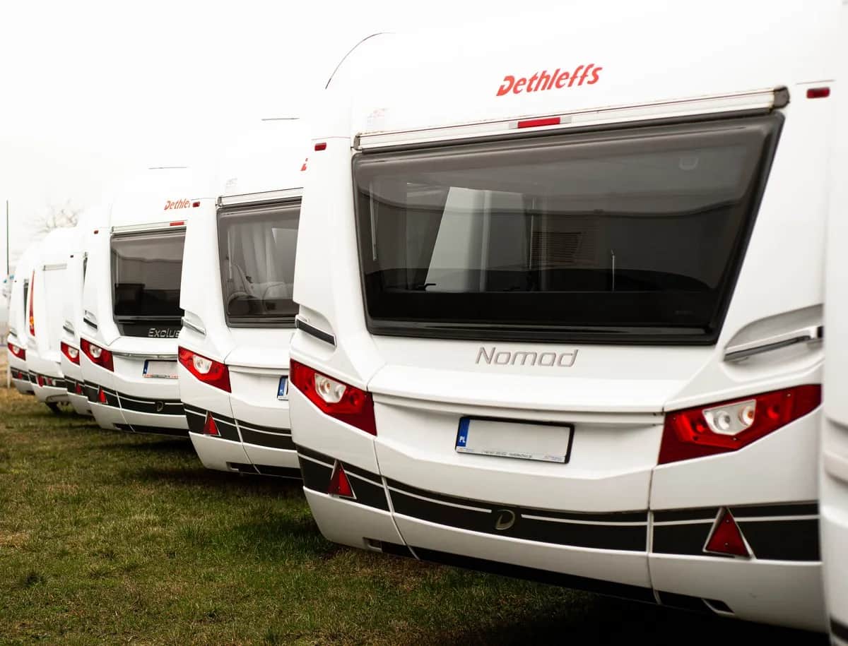 Ile kosztuje zimowanie przyczepy kempingowej? Sprawdź ceny i opcje