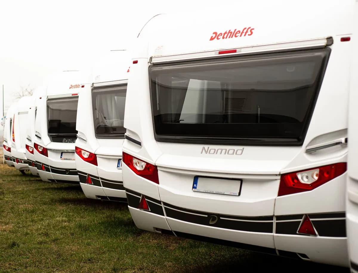 Ile kosztuje zimowanie przyczepy kempingowej? Sprawdź ceny i opcje