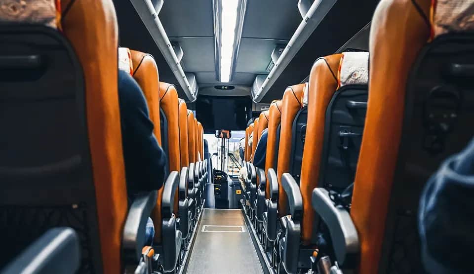 Ile za km autokarem? Poznaj ukryte koszty wynajmu w Polsce