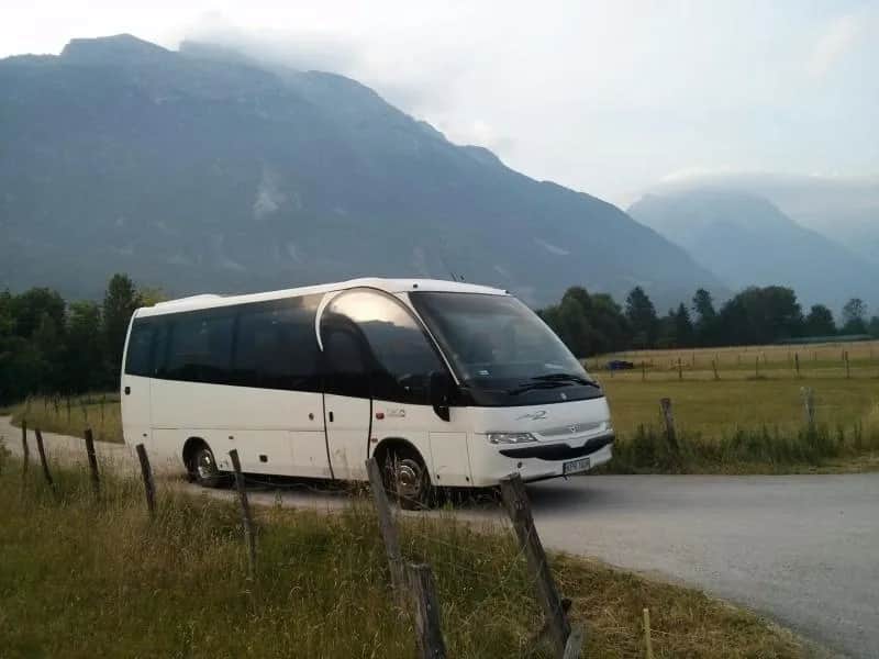 Ile kosztuje autokar za km? Sprawdź, co wpływa na ceny wynajmu