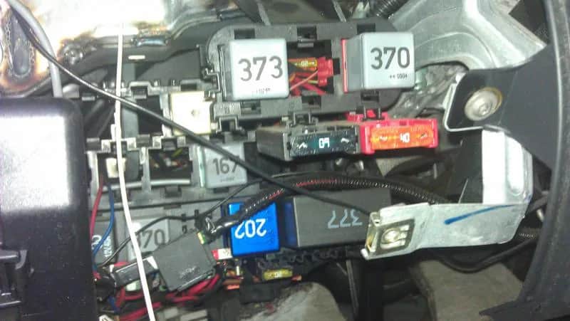 Gdzie jest sterownik centralnego zamka w Passat B5? Oto odpowiedź!