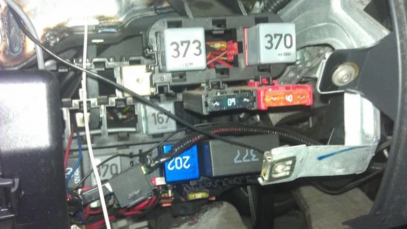 Gdzie jest sterownik centralnego zamka w Passat B5? Oto odpowiedź!