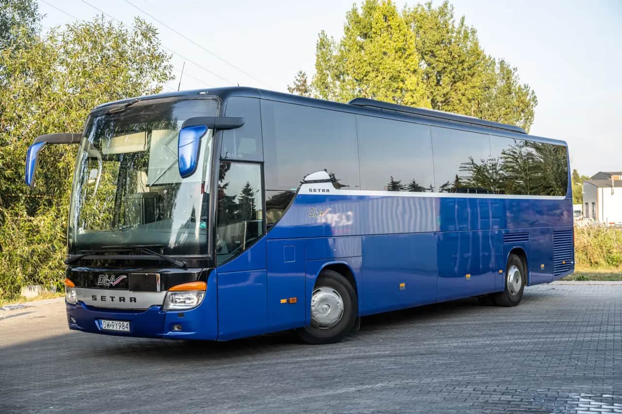 Ile kosztuje autokar za kilometr? Sprawdź ceny i ukryte opłaty