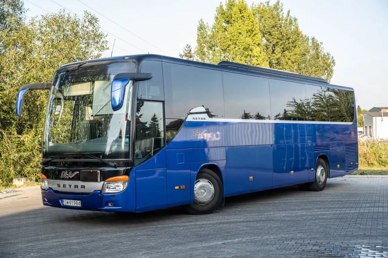 Ile kosztuje autokar za kilometr? Sprawdź ceny i ukryte opłaty