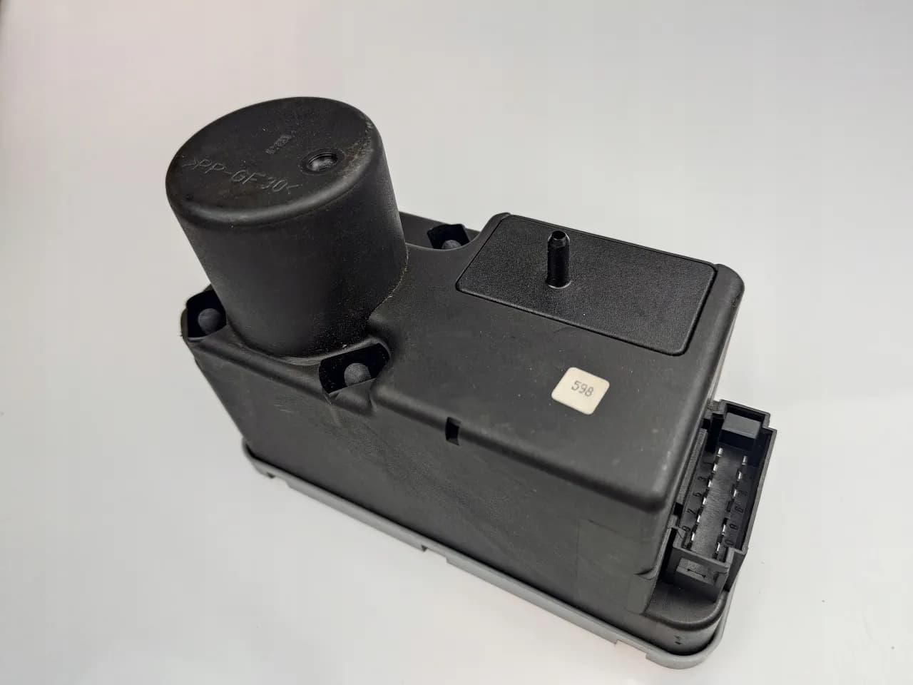 Gdzie jest pompka centralnego zamka w Golfie 3? Oto kluczowe informacje