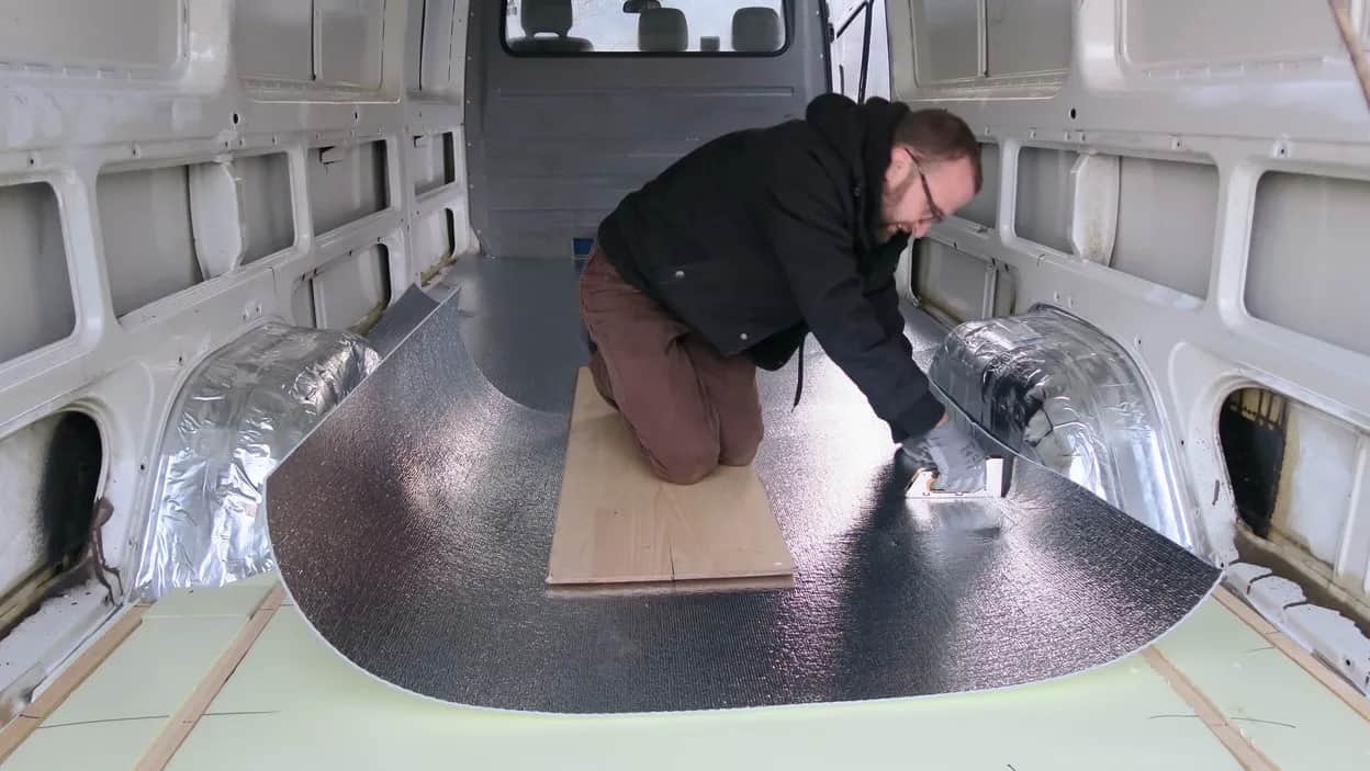 Ile kosztuje wymiana podłogi w przyczepie kempingowej? Sprawdź ceny i materiały