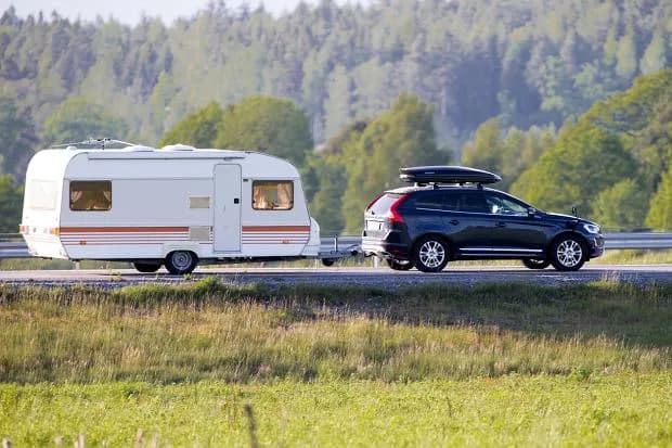 Czy można przebywać w przyczepie kempingowej podczas jazdy? Sprawdź bezpieczeństwo