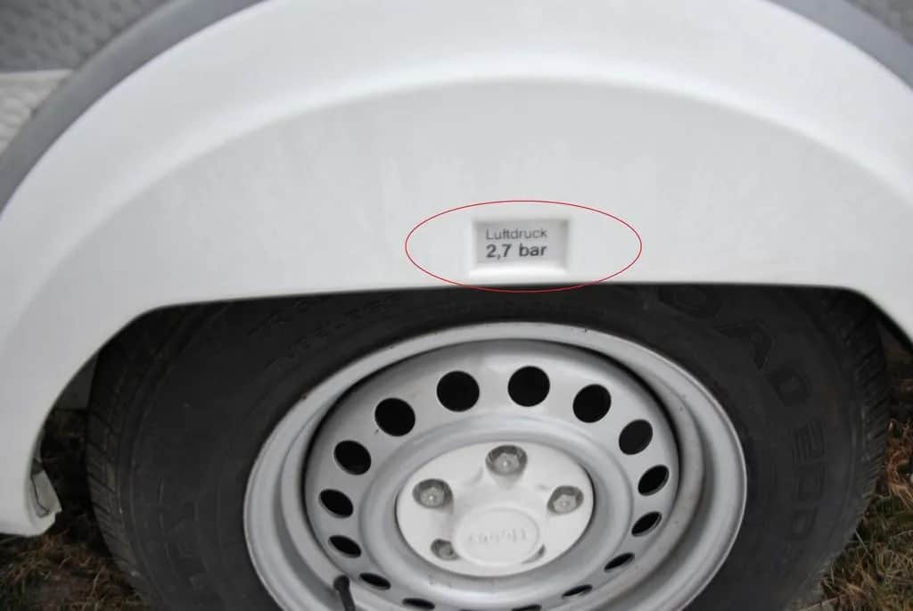 Jakie ciśnienie w oponach przyczepy kempingowej zapewni bezpieczeństwo?