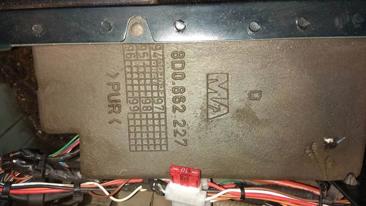 Gdzie jest pompka centralnego zamka w Audi A4 B5? Oto lokalizacja