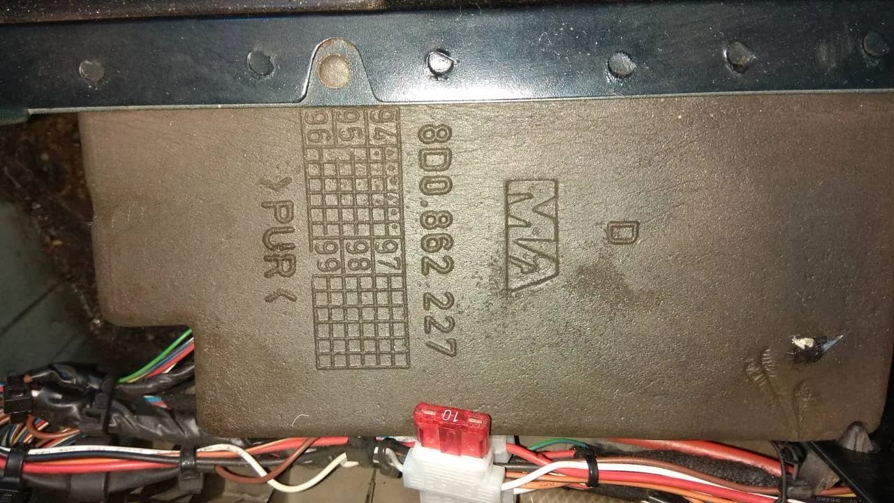 Gdzie jest pompka centralnego zamka w Audi A4 B5? Oto lokalizacja