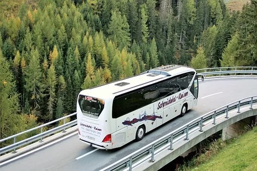 Ile kosztuje wynajęcie autokaru na wycieczkę szkolną? Sprawdź ceny!
