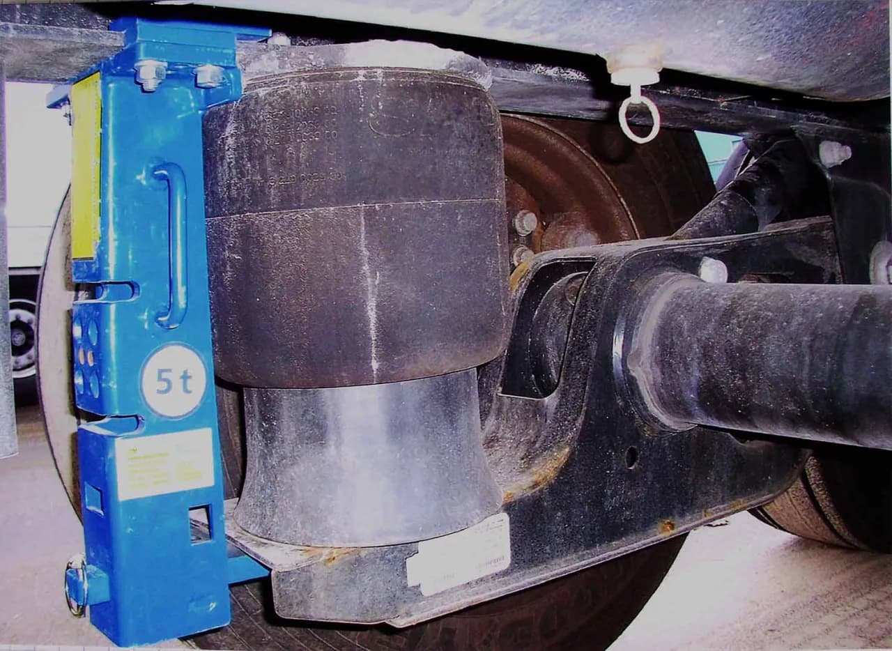 Jak zdjąć zapieczone koło w naczepie bez ryzyka uszkodzeń